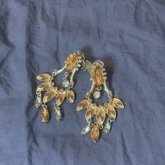 Art Deco Chandelier earrings in nude and tan and gold - Picture 7 of 7